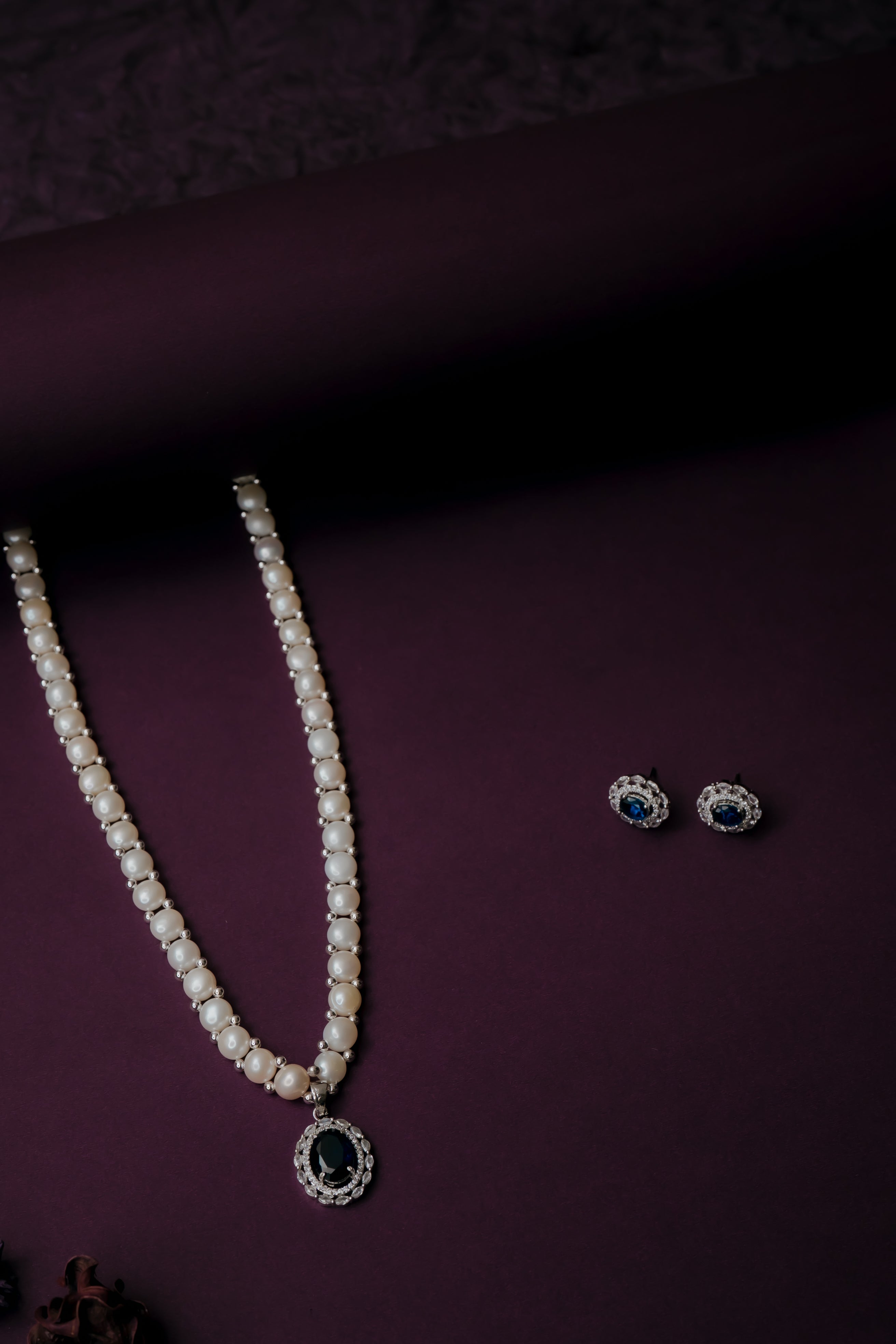 Nilanjana Single line Button Pearls Set