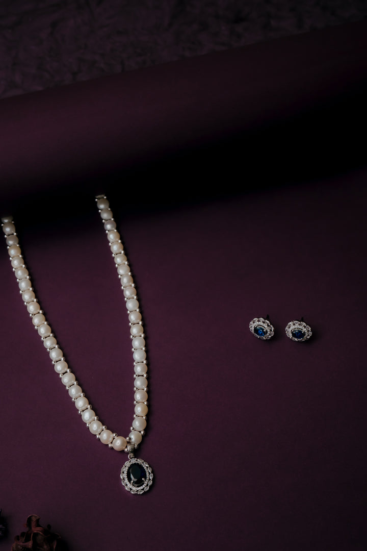 Nilanjana Single line Button Pearls Set