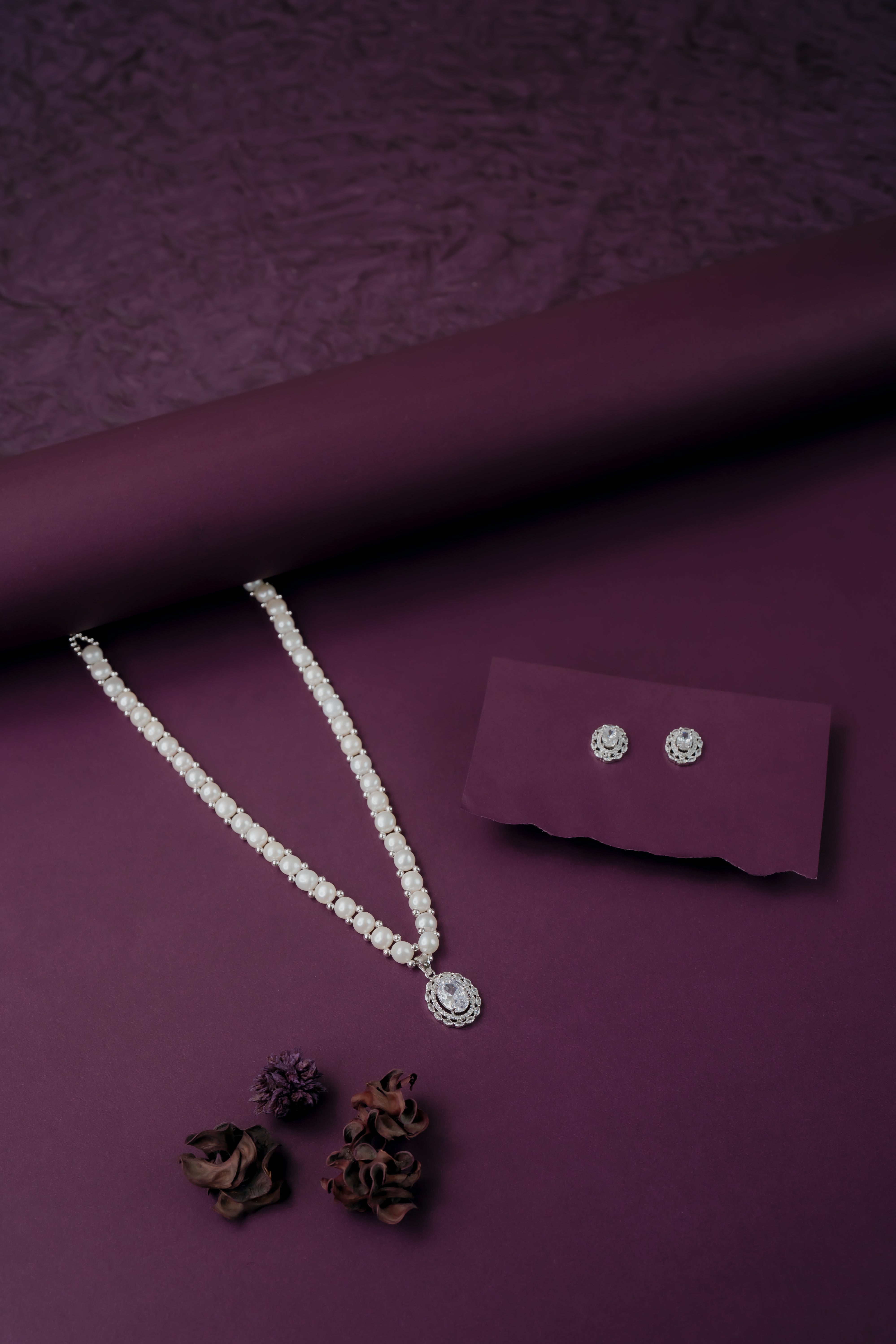 Ivory Glow Single Line Button Pearls Set