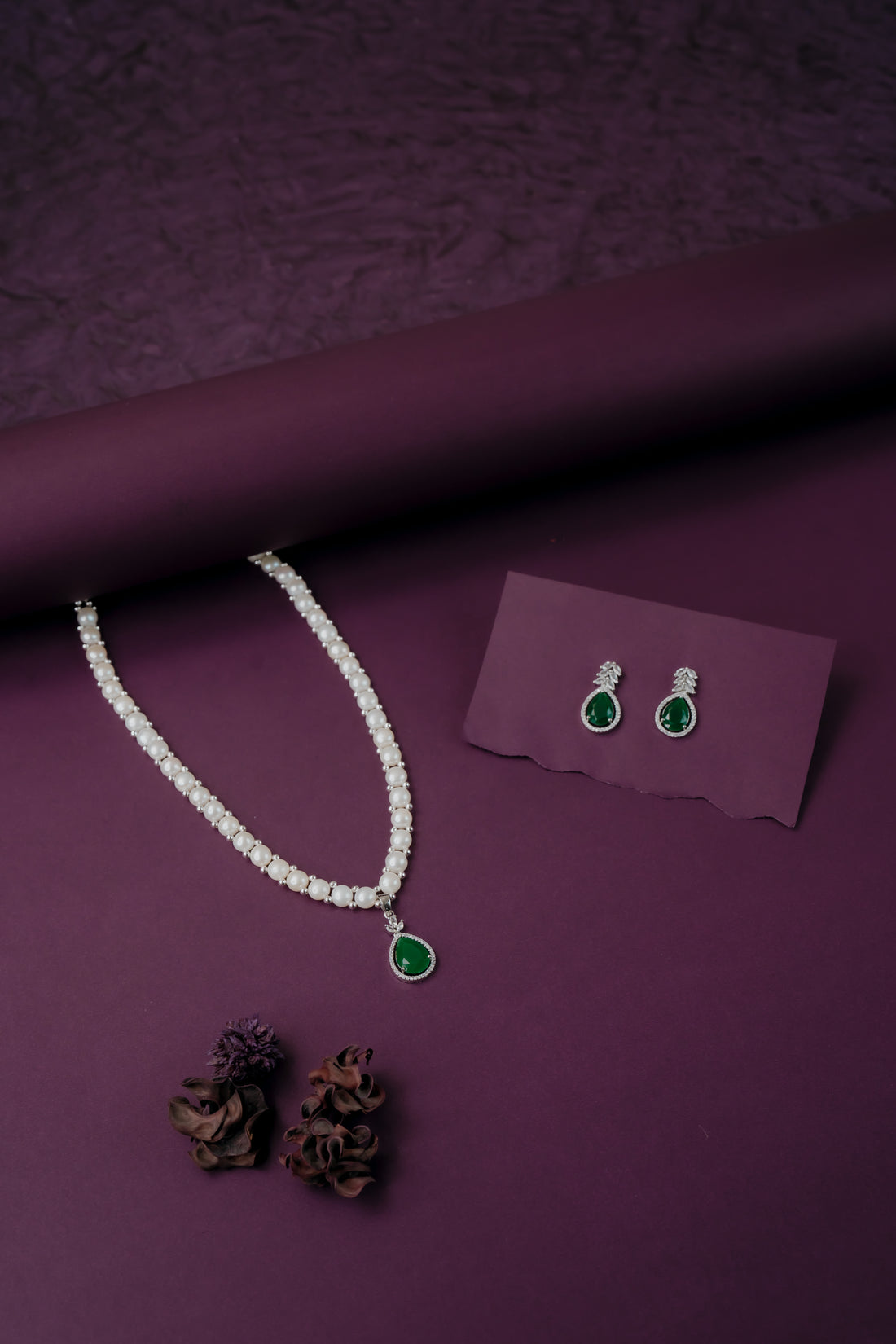 Mahreen Glow Single Line Button Pearls Set