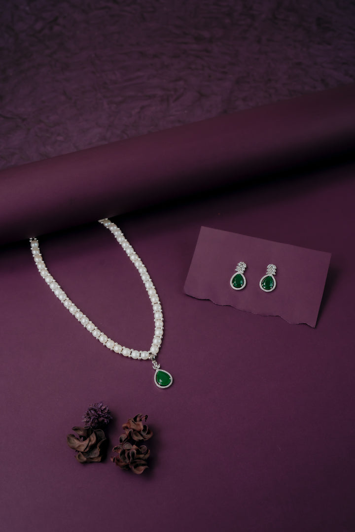 Mahreen Glow Single Line Button Pearls Set