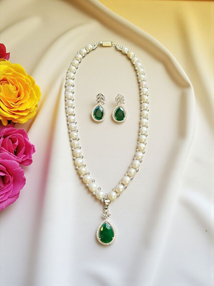 Mahreen Glow Single Line Button Pearls Set